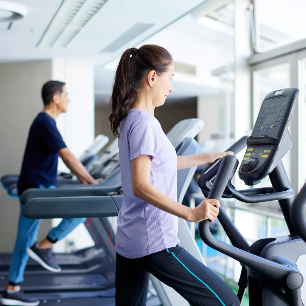 A group of people exercising in a gym in Italy, after getting a medical certificate for non-competitive sports from Fit Certify.
